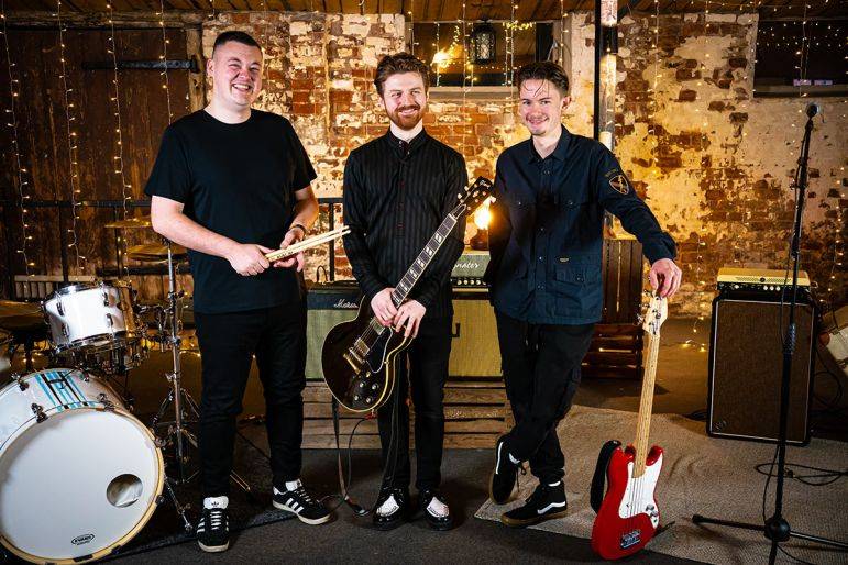 Click to enlarge image sonic-kicks-02.jpg Click to enlarge image sonic-kicks-02.jpg