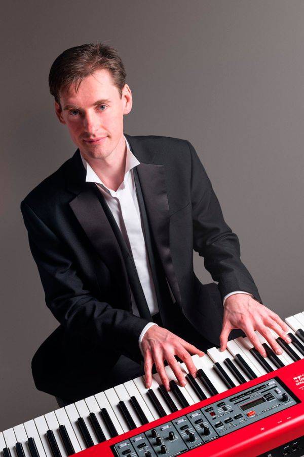 Click to enlarge image richardpianist3.jpg Click to enlarge image richardpianist3.jpg