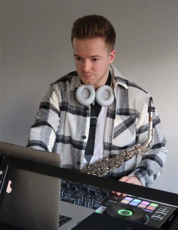 Click to enlarge image club-sax-2.jpg Click to enlarge image club-sax-2.jpg