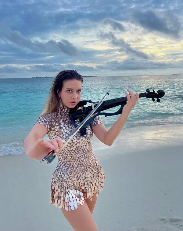 Click to enlarge image anne-03v.jpg Click to enlarge image anne-03v.jpg