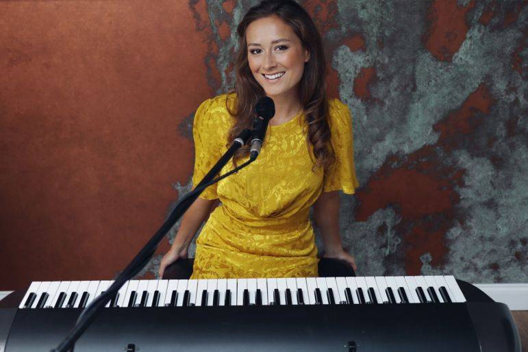 Click to enlarge image alice-singer-02.jpg Click to enlarge image alice-singer-02.jpg