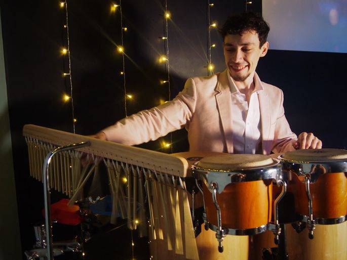 Click to enlarge image drum-n-decks-03.jpg Click to enlarge image drum-n-decks-03.jpg