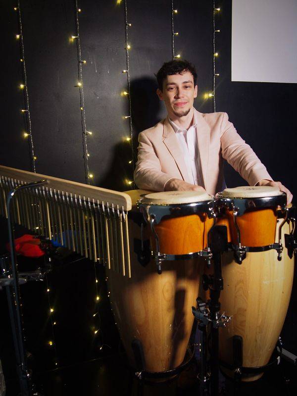 Click to enlarge image drum-n-decks-07.jpg Click to enlarge image drum-n-decks-07.jpg