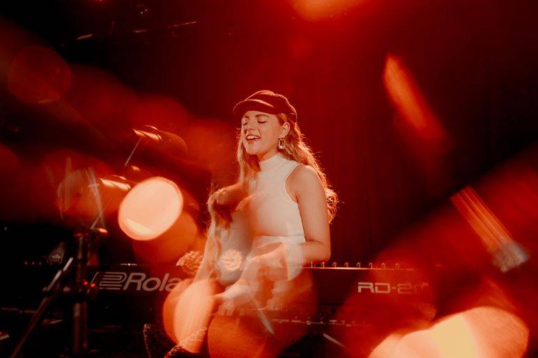 Click to enlarge image diana-roberts-01.jpg Click to enlarge image diana-roberts-01.jpg