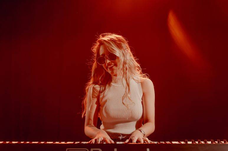 Click to enlarge image diana-roberts-02.jpg Click to enlarge image diana-roberts-02.jpg