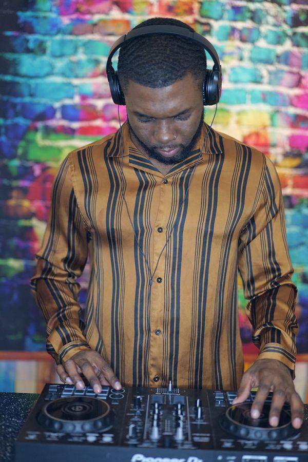 Click to enlarge image dj-darrel-08.jpg Click to enlarge image dj-darrel-08.jpg