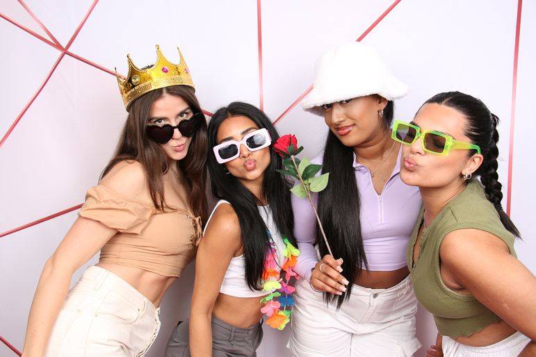 Click to enlarge image bisous-photobooths-07.jpg Click to enlarge image bisous-photobooths-07.jpg