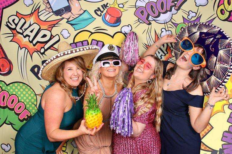 Click to enlarge image bisous-photobooths-08.jpg Click to enlarge image bisous-photobooths-08.jpg