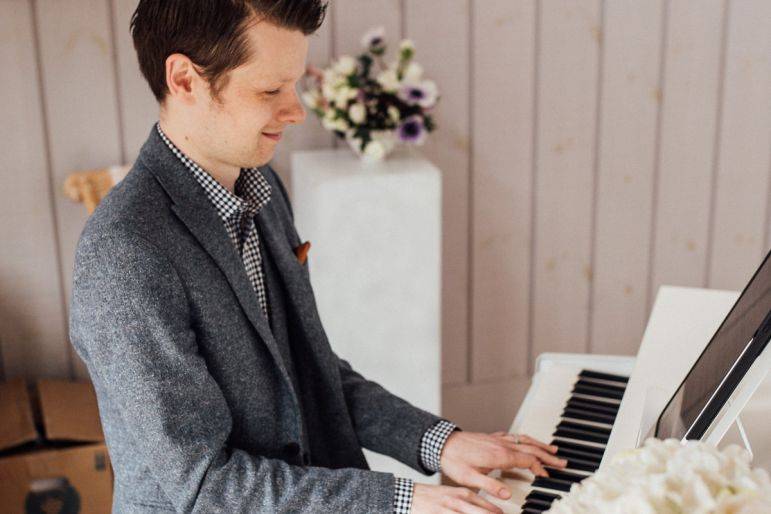 Click to enlarge image ross-pianist-03.jpg Click to enlarge image ross-pianist-03.jpg