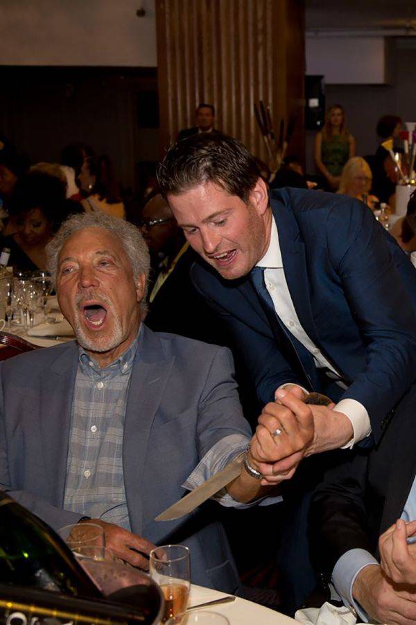 Click to enlarge image celebrity-magician-03.jpg Click to enlarge image celebrity-magician-03.jpg