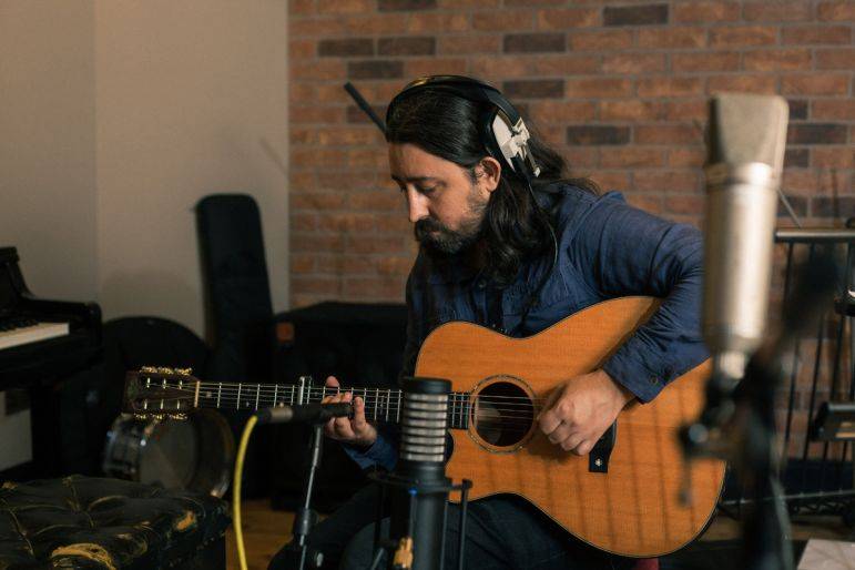 Click to enlarge image ian-guitarist-02.jpg Click to enlarge image ian-guitarist-02.jpg