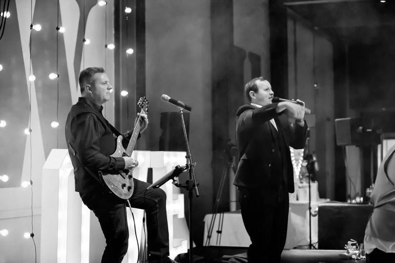 Click to enlarge image surprise-singing-waiters-08.jpg Click to enlarge image surprise-singing-waiters-08.jpg