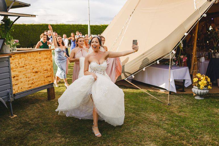 Click to enlarge image waiters-undercover-09.jpg Click to enlarge image waiters-undercover-09.jpg