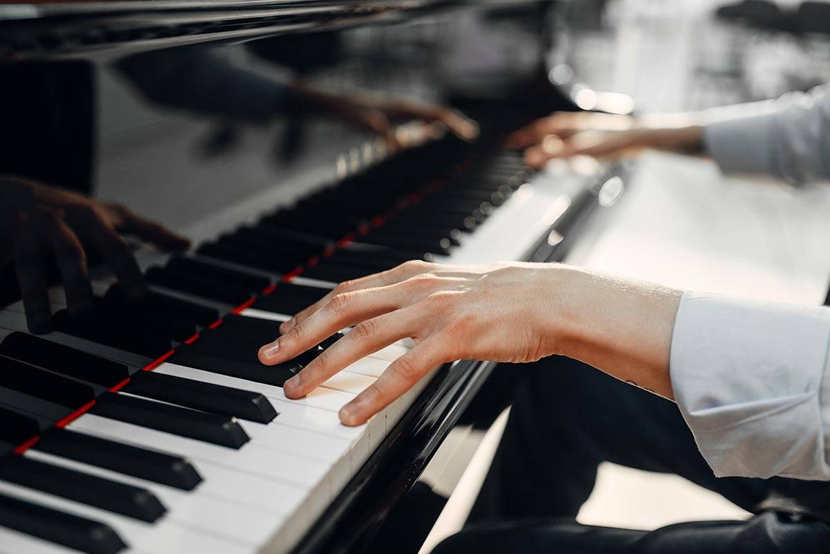 The Complete Pianist Booking Guide for 2024: Tips, Guide Prices and FAQs