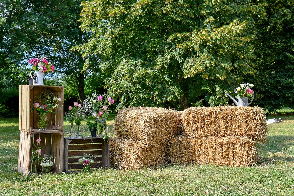 hay bales wedding decor
