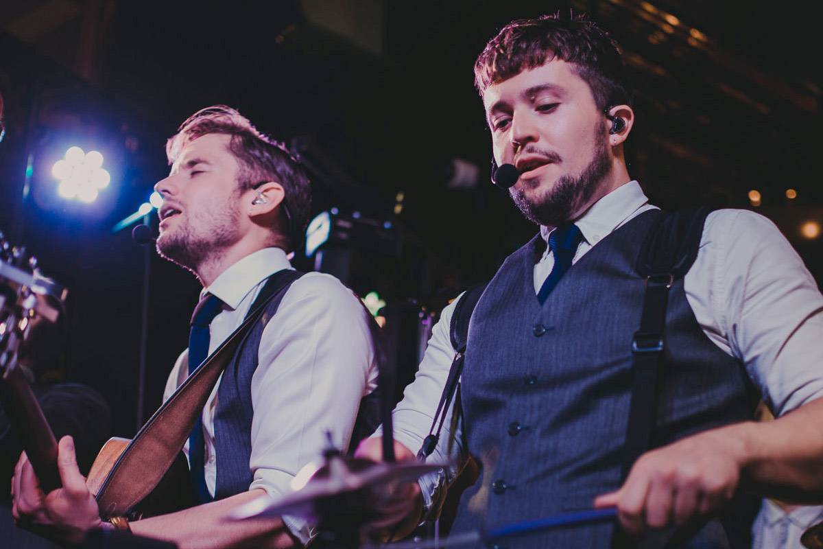 Small wedding entertainment ideas to better suit your venue size and guest list. 14 Small Wedding Entertainment Ideas to Consider
