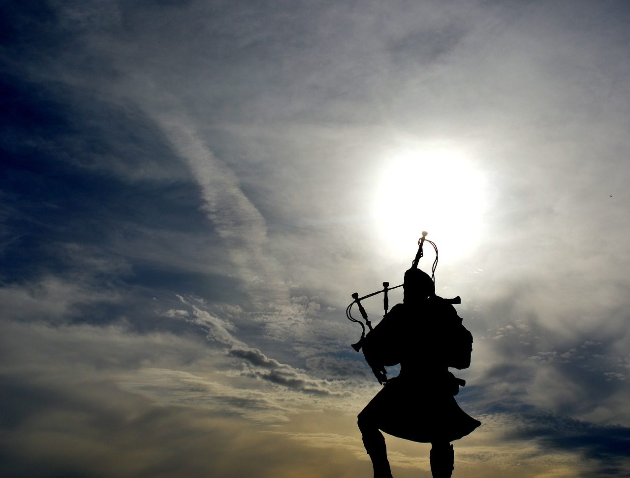 Scottsh Highland bagpiper for hire