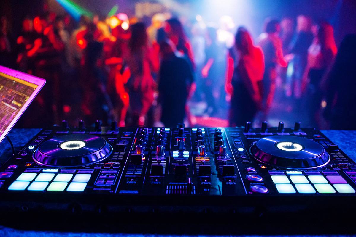 Top tips for getting your wedding guests on the dance floor and keeping them there! How To Keep the Dance Floor Packed at Your Wedding