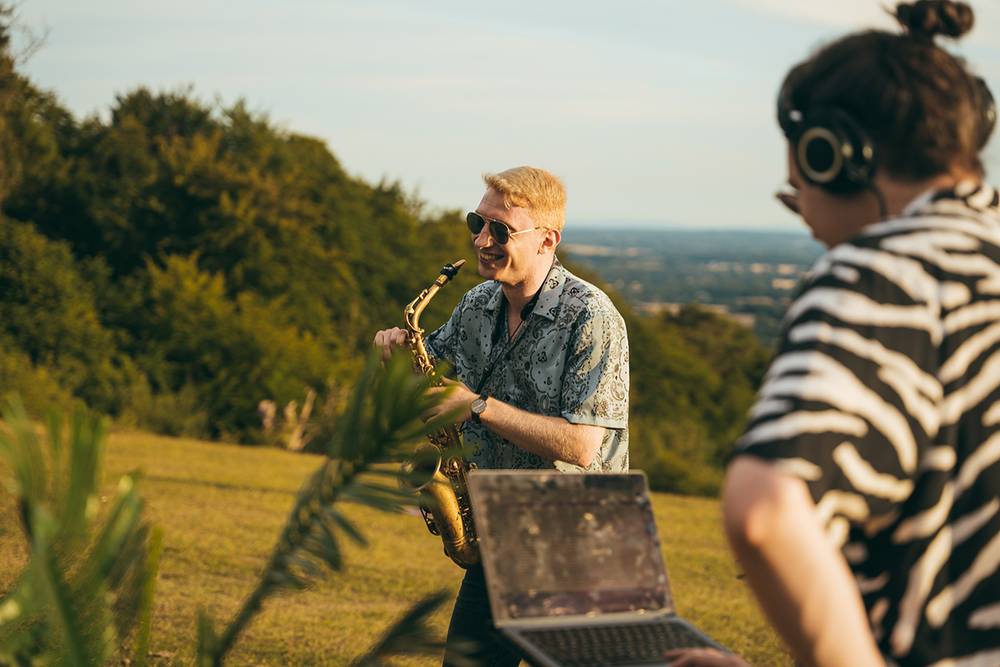 14 Small Wedding Entertainment Ideas to Consider