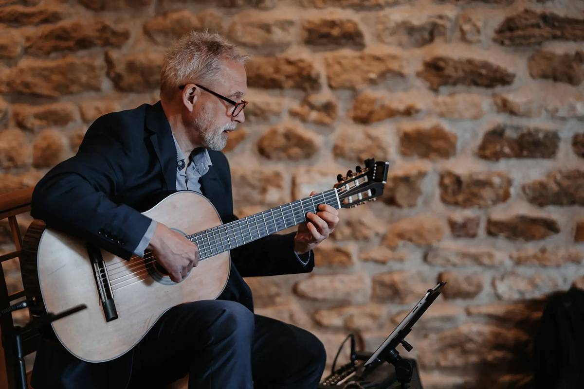 Modern & Traditional Classical Guitarist