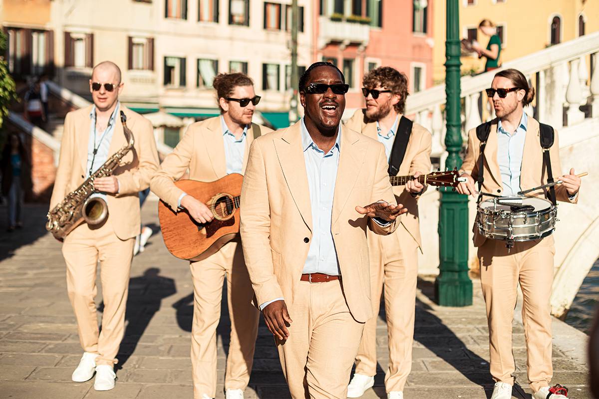 Male Fronted Acoustic Roaming Band