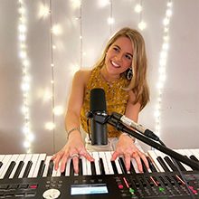 Diana Roberts - Singer / Pianist Reviews