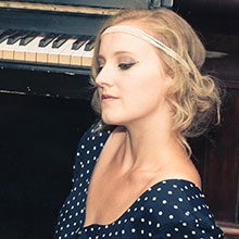 Ellie - Singer / Pianist Reviews