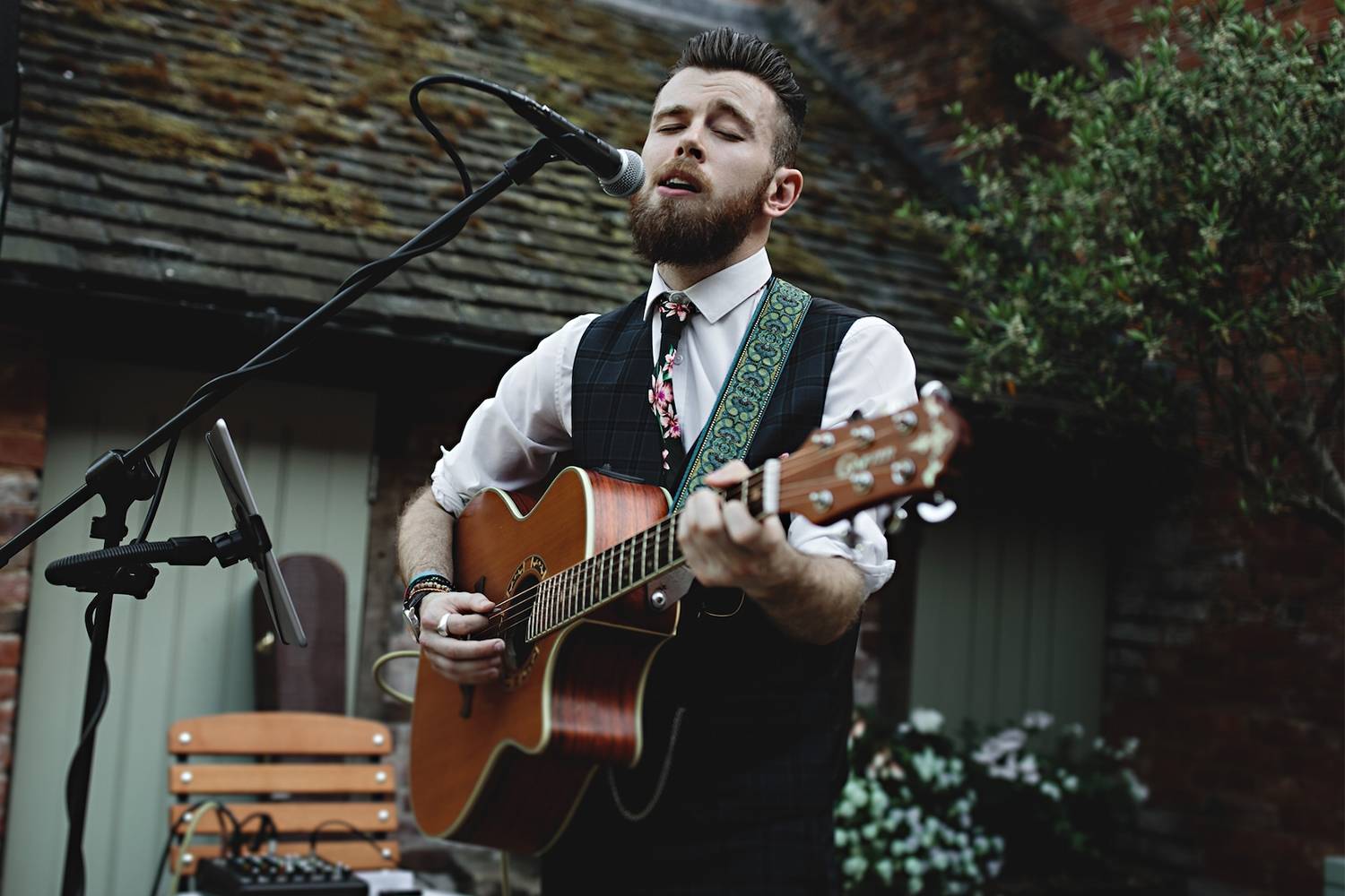 Midlands Based Male Singer & Guitarist