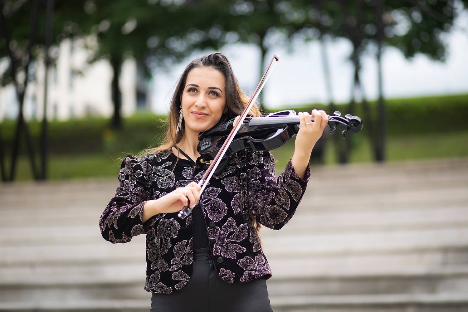 Female Electric & Acoustic Violinist