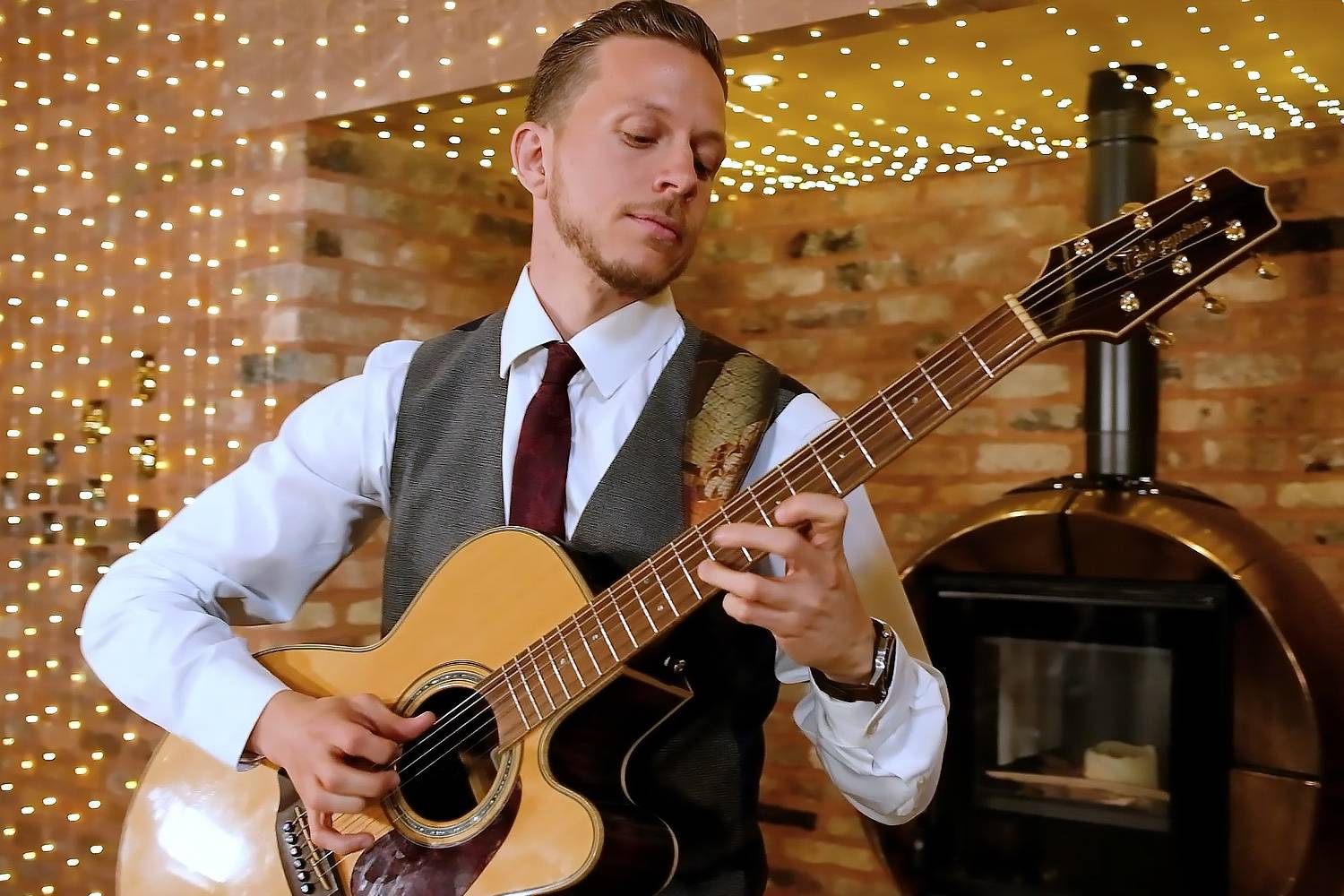Finger Picking & Percussive Solo Guitarist