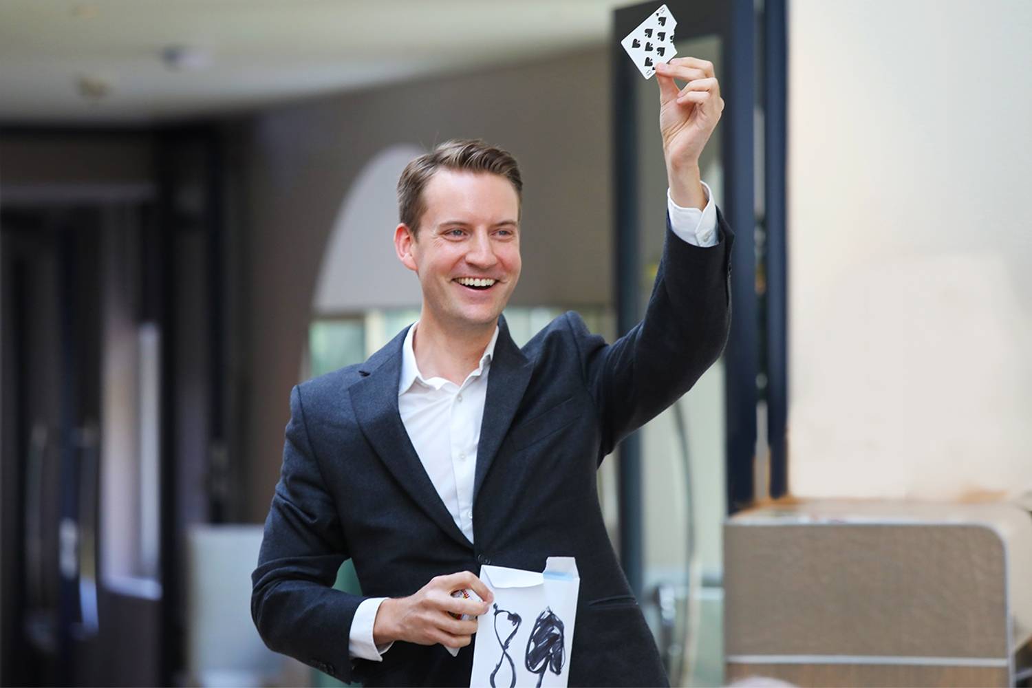 Close Up Magic, Parlour Shows & Cabaret Magician