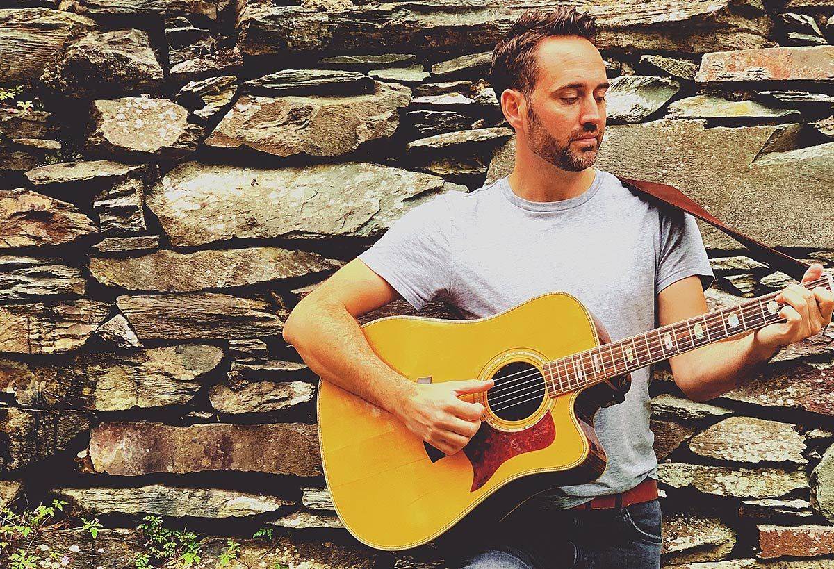 Male Singer & Guitarist based in Scotland