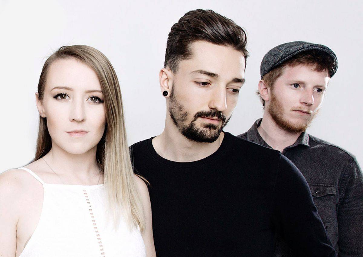 Female Fronted Upbeat / Chilled Out Acoustic Act Performing Popular & Classic Hits