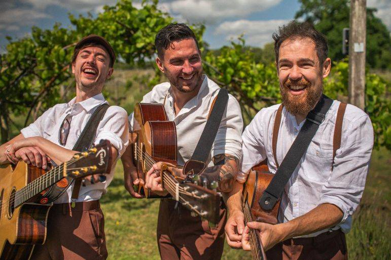 Click to enlarge image band-on-the-roam-05.jpg