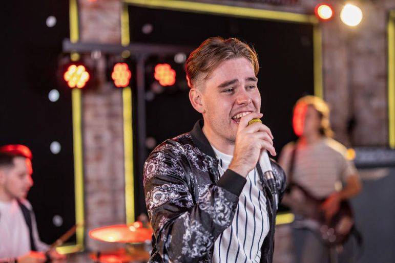 Click to enlarge image kissed-and-crowned-02.jpg