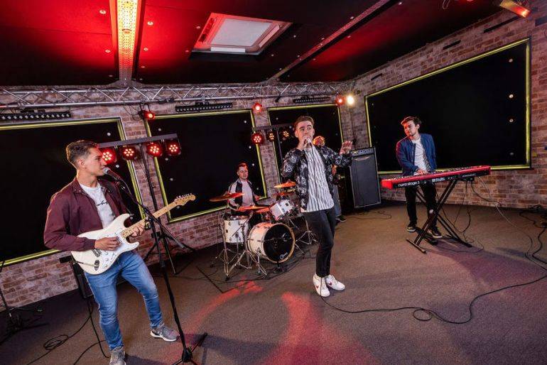 Click to enlarge image kissed-and-crowned-03.jpg