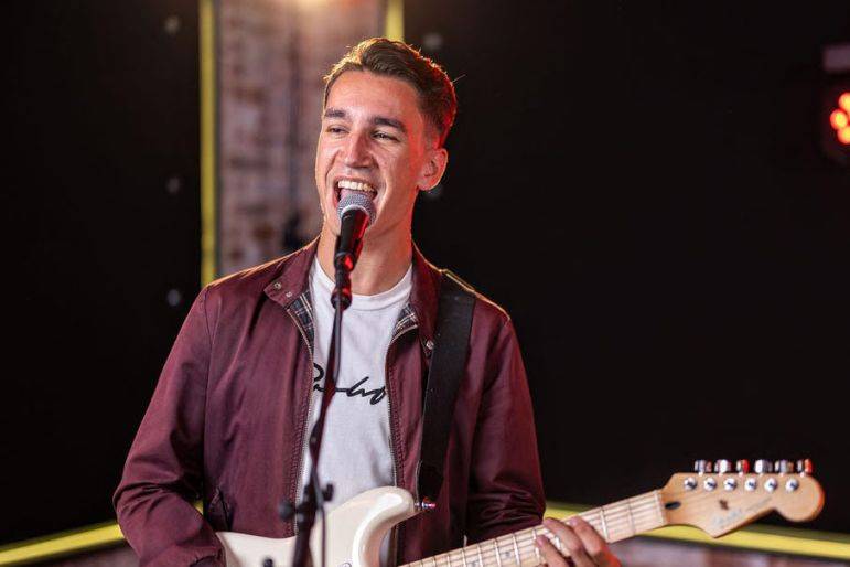 Click to enlarge image kissed-and-crowned-04.jpg