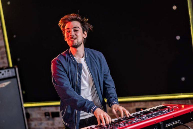 Click to enlarge image kissed-and-crowned-05.jpg