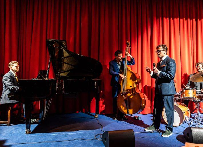 Click to enlarge image moon-runners-02.jpg