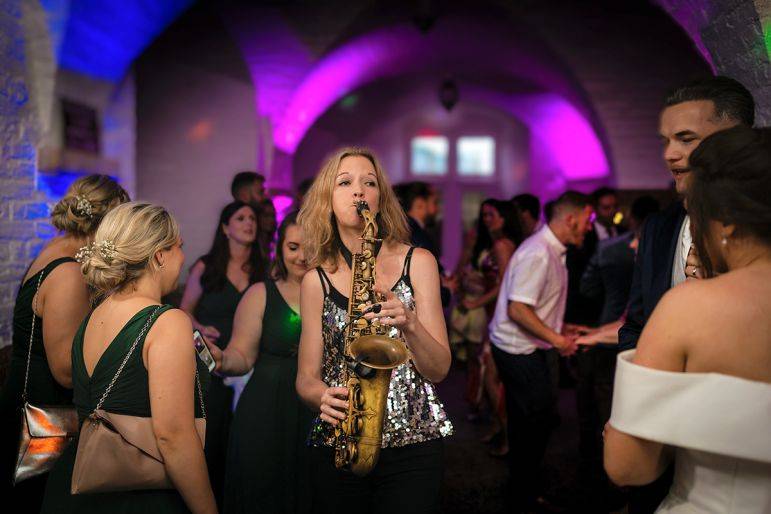 Click to enlarge image tori-sax-03.jpg