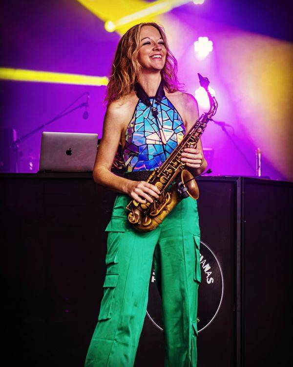 Click to enlarge image tori-sax-04.jpg