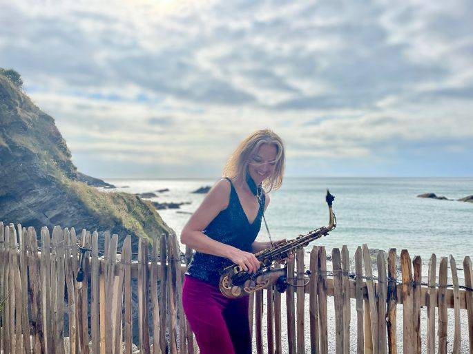 Click to enlarge image tori-sax-05.jpg