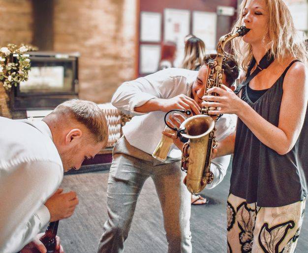 Click to enlarge image tori-sax-08.jpg