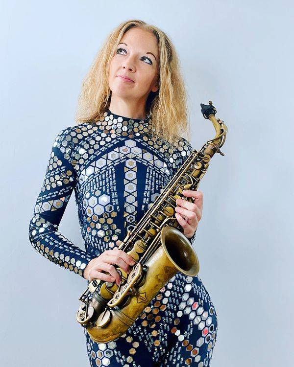 Click to enlarge image tori-sax-10.jpg