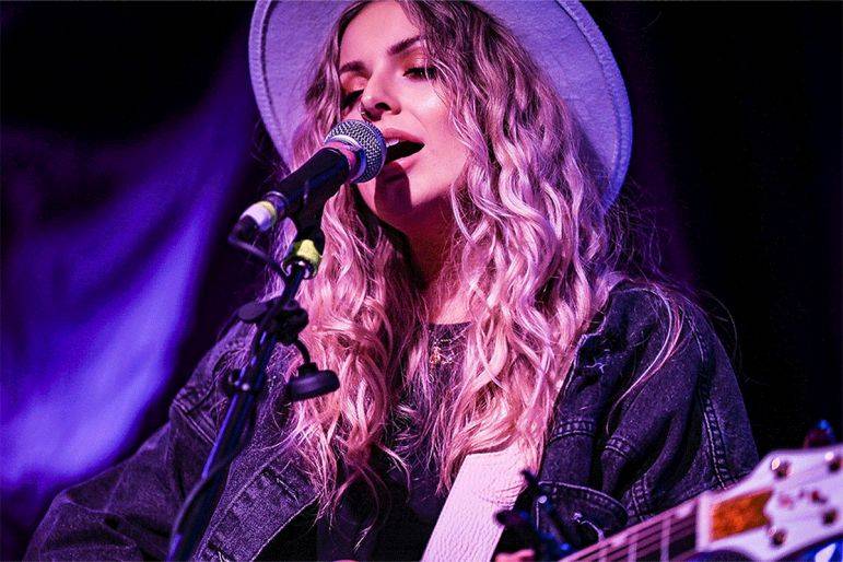 Click to enlarge image alicia-3.jpg