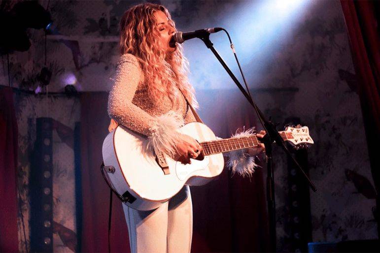 Click to enlarge image alicia-4.jpg