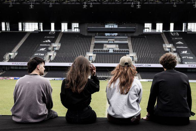 Click to enlarge image echo-skies-03.jpg