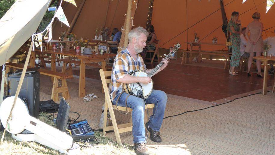 Click to enlarge image banjo-man-05.jpg