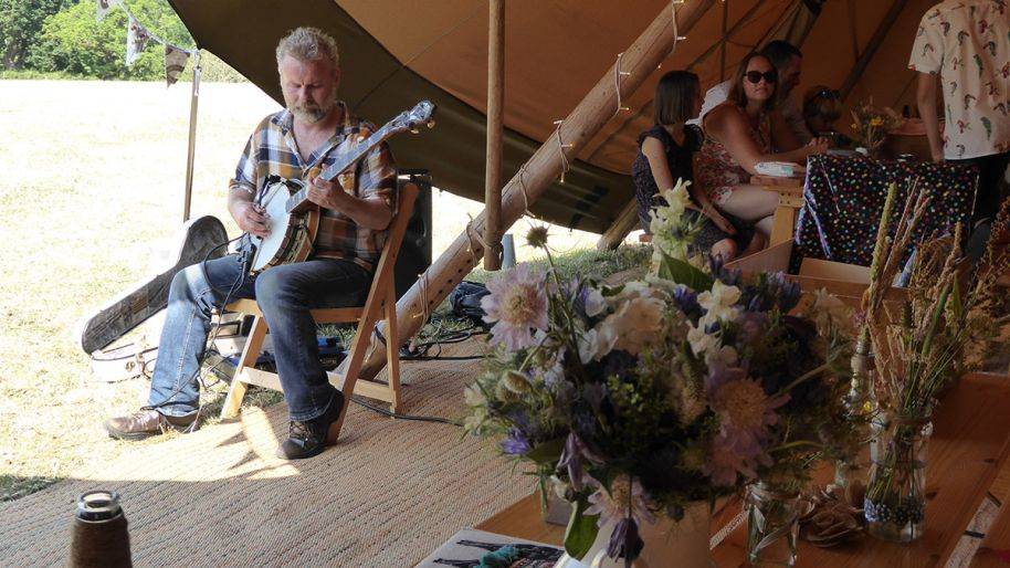 Click to enlarge image banjo-man-07.jpg