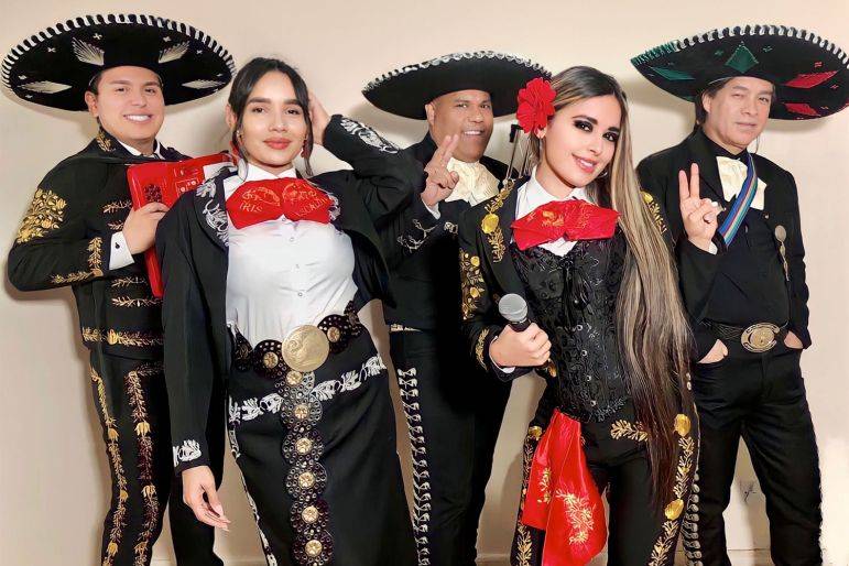 Click to enlarge image los-mariachis-01.jpg